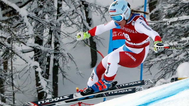 Skirennfahrerin vor Bäumen. Skirennfahrerin vor Bäumen.
