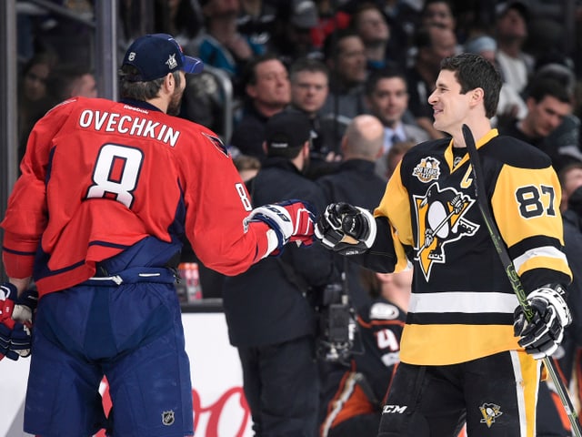 Alexander Owetschkin (links) und Sidney Crosby beim Handshake Alexander Owetschkin (links) und Sidney Crosby beim Handshake