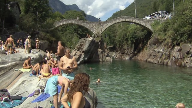 Doppelbogige Brücke über den Fluss Verzasca. Doppelbogige Brücke über den Fluss Verzasca.