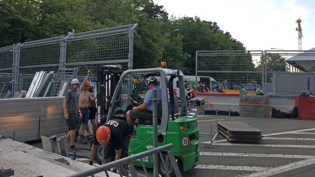 Arbeiter demontieren Absperrungen Arbeiter demontieren Absperrungen