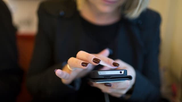 Eine Frau mit einem Smartphone Eine Frau mit einem Smartphone