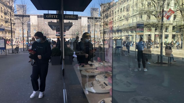 Eine Frau kauft ein Eine Frau kauft ein