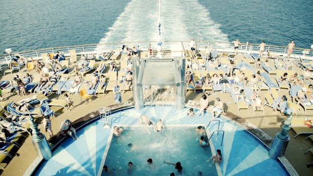 Der Pool eines Kreuzfahrtschiffs Der Pool eines Kreuzfahrtschiffs