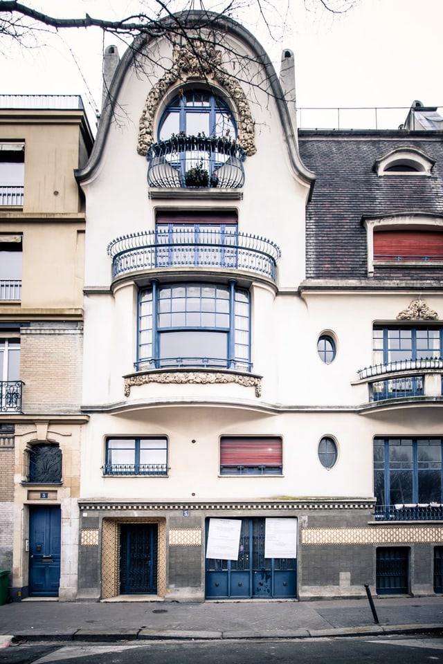 Fassade eines weissen Hauses aus der Jahrhundertwende. Fassade eines weissen Hauses aus der Jahrhundertwende.
