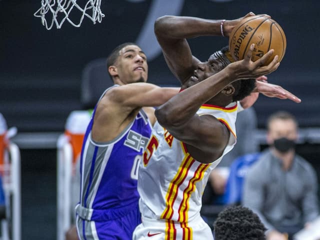 Atlantas Clint Capela versucht sich unter dem Korb gegen Sacramentos Tyrese Haliburton durchzusetzen. Atlantas Clint Capela versucht sich unter dem Korb gegen Sacramentos Tyrese Haliburton durchzusetzen.