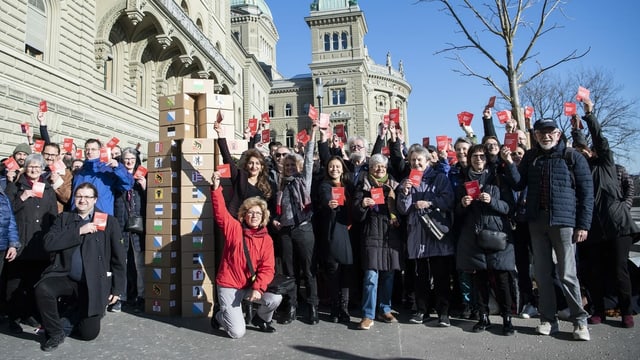 Personen vor dem Bundeshaus. Personen vor dem Bundeshaus.