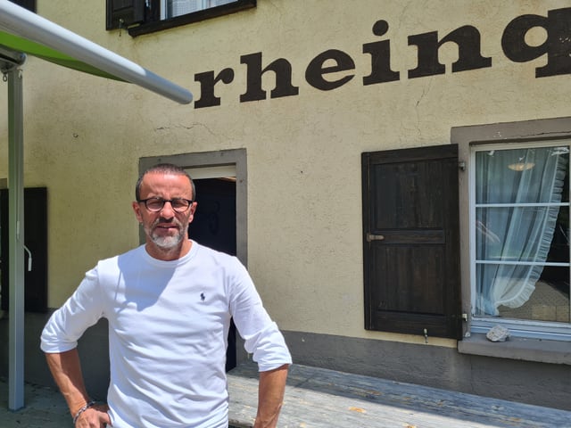 Armin Giossi possessur dal champ da vacanazas a Tschamutt. Armin Giossi possessur dal champ da vacanazas a Tschamutt.