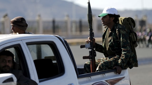 Huthi-Rebellen fahren auf einem Pickup Huthi-Rebellen fahren auf einem Pickup