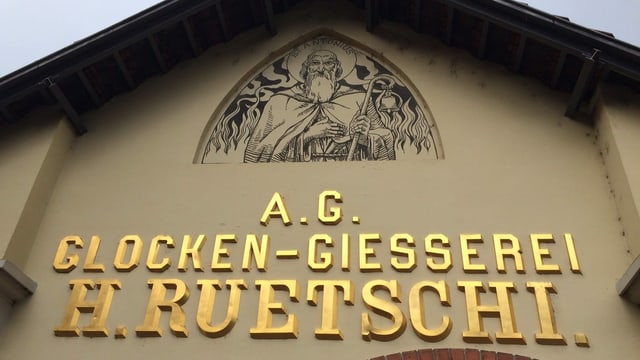 Schriftzug in Gold an Hauswand. Schriftzug in Gold an Hauswand.