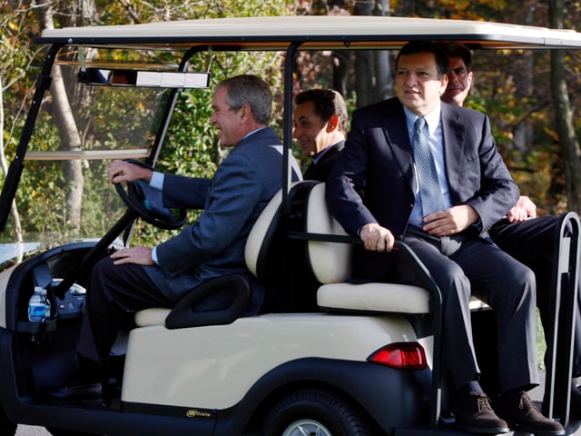 US-Präsident George W. Bush fährt Frankreichs Präsident Nicolas Sarkozy (Beifahrer), EU-Kommissionspräsident José Manuel Barroso (Sozius vorne) mit dem Caddy auf den Golfplatz. (reuters)