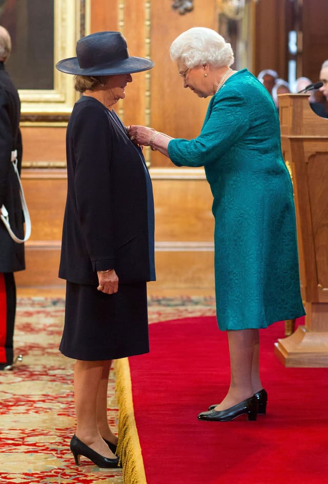 Maggie Smith bekommt Orden von der Queen. Maggie Smith bekommt Orden von der Queen.