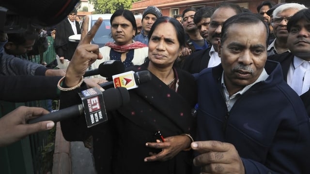 Asha Devi, die Mutter des Vergewaltigungsopfers, in einer Menschenmenge. Asha Devi, die Mutter des Vergewaltigungsopfers, in einer Menschenmenge.