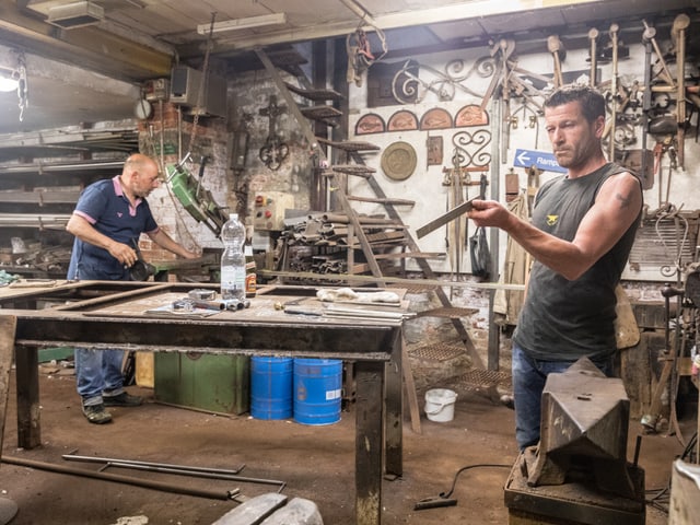 Zwei Männer arbeiten in einer Werkstatt Zwei Männer arbeiten in einer Werkstatt