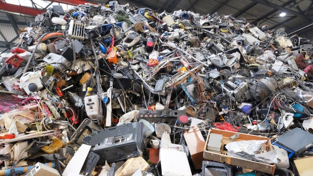 Ein Sack voller Smartphones - zum Recyclen. Ein Sack voller Smartphones - zum Recyclen.