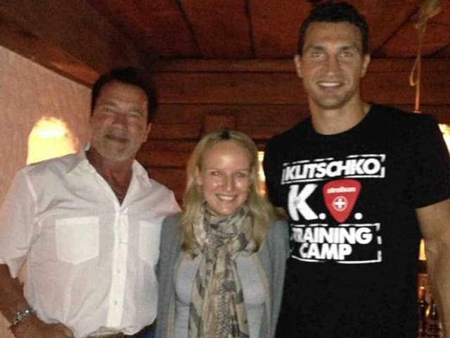Arnold Schwarzenegger und Wladimir Klitschko mit der Wirtin eines Restaurants in Österreich