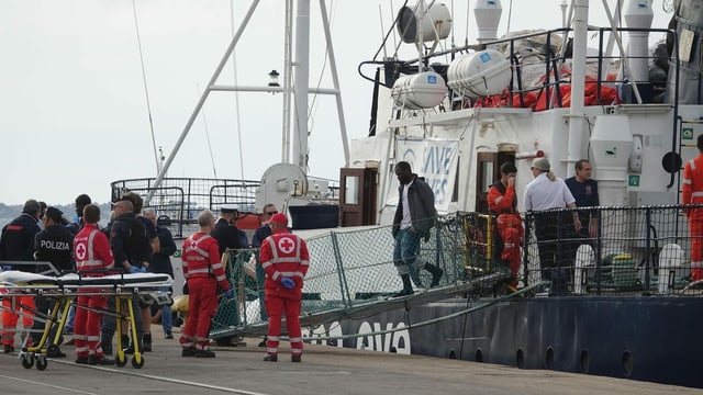 Migranten gehen von Bord der «Alan Kurdi» Migranten gehen von Bord der «Alan Kurdi»