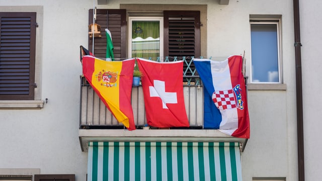 Balkon mit einer spanischen, einer Schweizer und einer kroatischen Flagge Balkon mit einer spanischen, einer Schweizer und einer kroatischen Flagge
