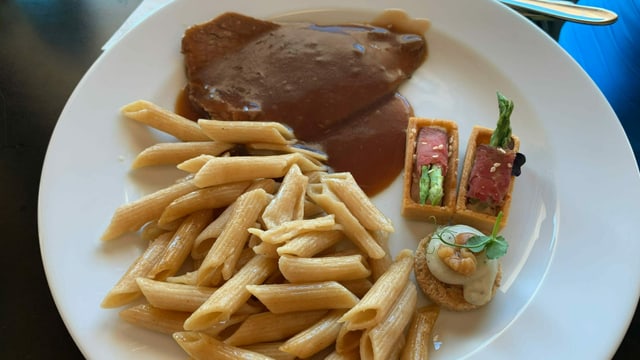 Teller mit Essen Teller mit Essen