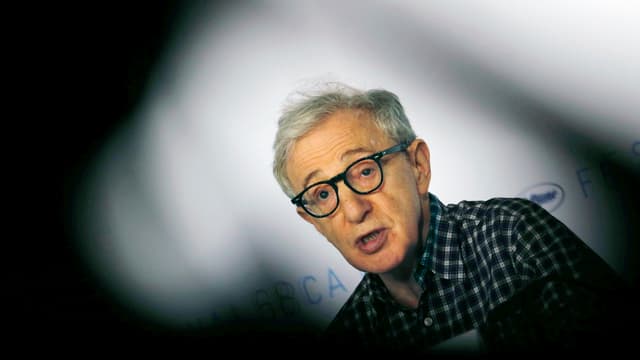 Woody Allen mit karrierten Hemd und schwarzer Hornbrille.