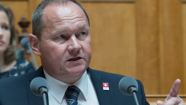 Stahl am Rednerpult Stahl am Rednerpult