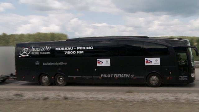 Hotel mit dabei: Komfortabler aber enger Bus dient den Radfahrern als Schlafgemach Hotel mit dabei: Komfortabler aber enger Bus dient den Radfahrern als Schlafgemach