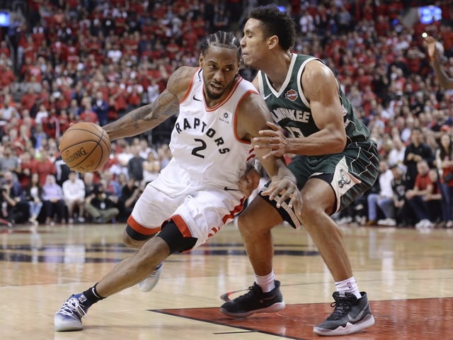 Torontos Kawhi Leonard setzt sich gegen Milwaukees Malcolm Brogdon durch. Torontos Kawhi Leonard setzt sich gegen Milwaukees Malcolm Brogdon durch.