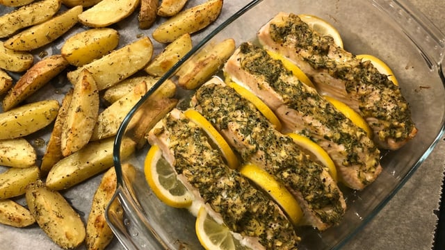 Lachs mit Ingwer-Senf-Dill Marinade und Ofenkartoffeln. Lachs mit Ingwer-Senf-Dill Marinade und Ofenkartoffeln.