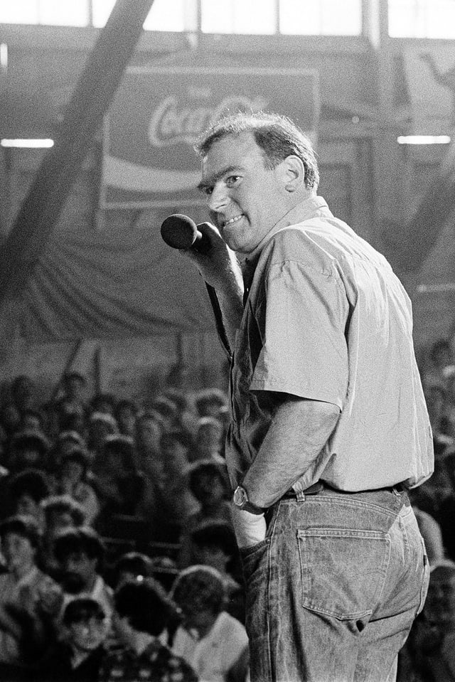 Niklaus Troxler sagt am Festival 1996 das nächste Konzert an. Niklaus Troxler sagt am Festival 1996 das nächste Konzert an.