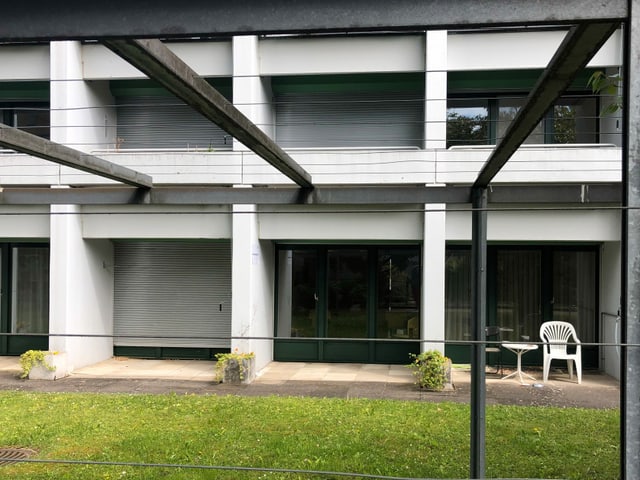 Fassade eines Wohnblockes mit geschlossenen Rollos. Fassade eines Wohnblockes mit geschlossenen Rollos.