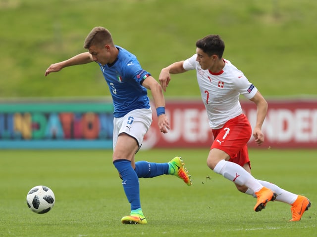 Tician Tushi versucht, Italiens Nicolo Armini abzufangen. Tician Tushi versucht, Italiens Nicolo Armini abzufangen.