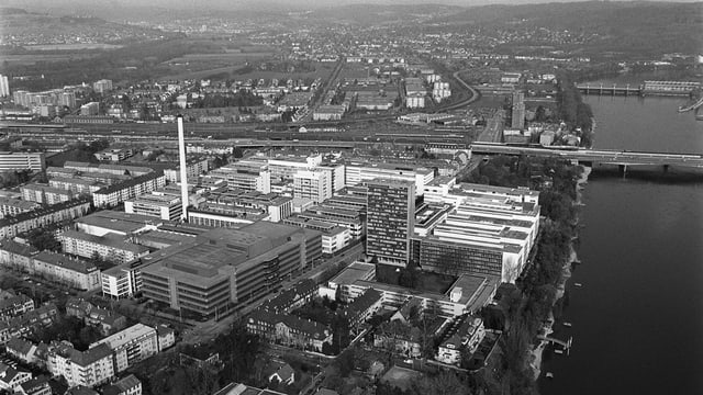 Schwarz-Weiss Flugaufnahme vom Hauptgebäude des Pharmakonzerns Hoffmann La Roche in Basel