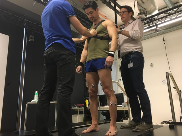 Tobias Müller wird für den Fitnesstest vorbereitet Tobias Müller wird für den Fitnesstest vorbereitet