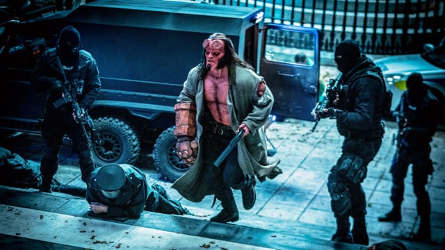 Hellboy schreitet eineTreppe hoch, bewacht von Scharfschützen Hellboy schreitet eineTreppe hoch, bewacht von Scharfschützen