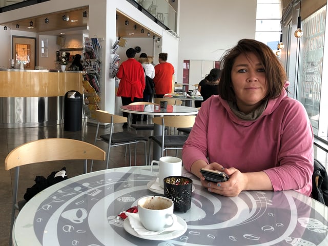 Regisseurin Pipaluk Kreutzman in einem Café Regisseurin Pipaluk Kreutzman in einem Café