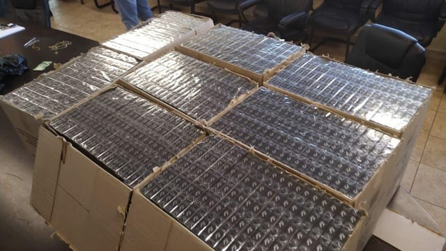 Eine grosse Kiste mit abgepackten Zigaretten. Eine grosse Kiste mit abgepackten Zigaretten.