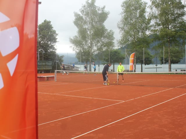 Zwei Männer auf dem Tennisplatz.