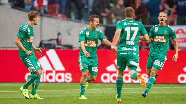 Die Profis von Rapid Wien feiern ihr Weiterkommen in der CL gegen Ajax Amsterdam. Die Profis von Rapid Wien feiern ihr Weiterkommen in der CL gegen Ajax Amsterdam.