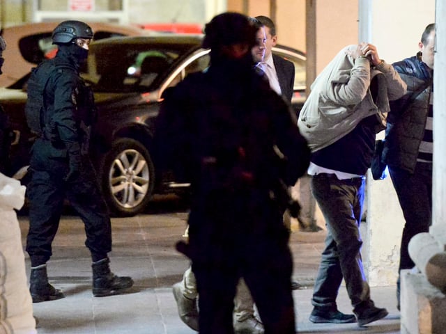 Angeklagter wird von Polizisten eskortiert, 5. Dezember 2017 Angeklagter wird von Polizisten eskortiert, 5. Dezember 2017