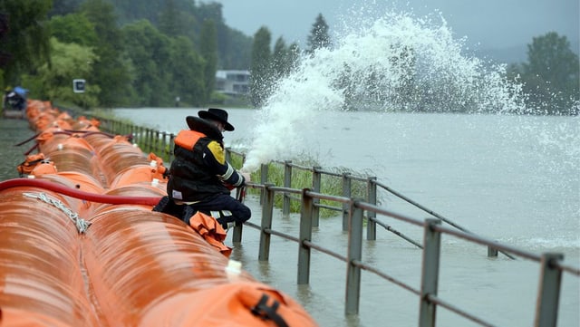 Hochwassersperren hier beim Einsatz in Wallbach Hochwassersperren hier beim Einsatz in Wallbach