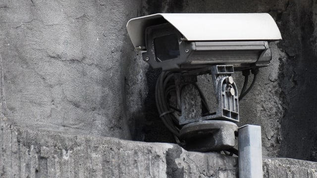 Überwachungskamera an Mauer. Überwachungskamera an Mauer.