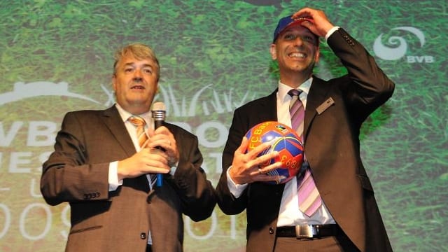 Martin Gudenrath mit Mikrofon, Jürg Baumgartner mit Fussball und FCB-Mütze. Martin Gudenrath mit Mikrofon, Jürg Baumgartner mit Fussball und FCB-Mütze.