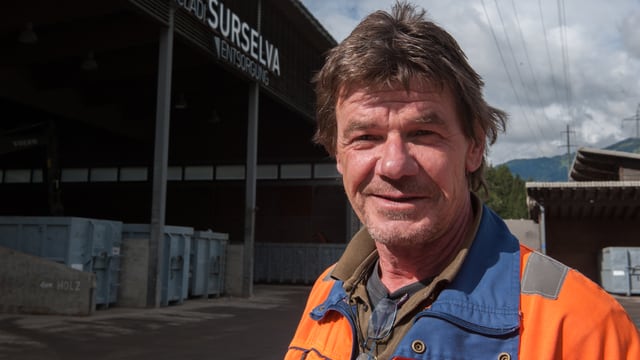 Conrad Lutz, manader da la deponia Plaun Grond. Conrad Lutz, manader da la deponia Plaun Grond.