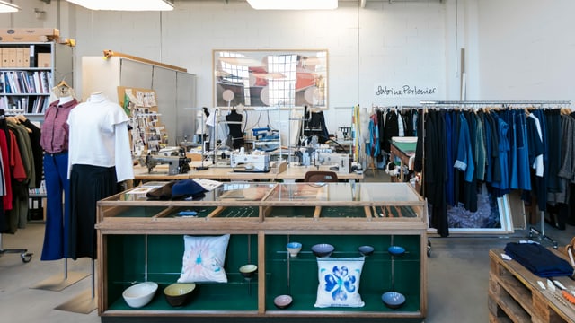Blick auf das Atelier von Sabine Portenier. Es hat Kleider und Nähmaschinen im Atelier. Blick auf das Atelier von Sabine Portenier. Es hat Kleider und Nähmaschinen im Atelier.