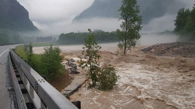 Viel braunes Wasser in Fluss Viel braunes Wasser in Fluss