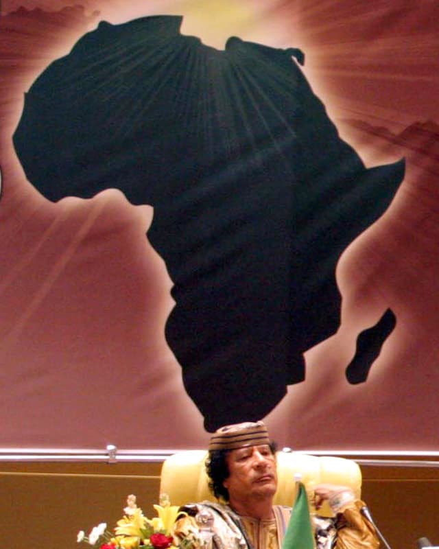 Gadhafi in Darfur 2006. Gadhafi in Darfur 2006.