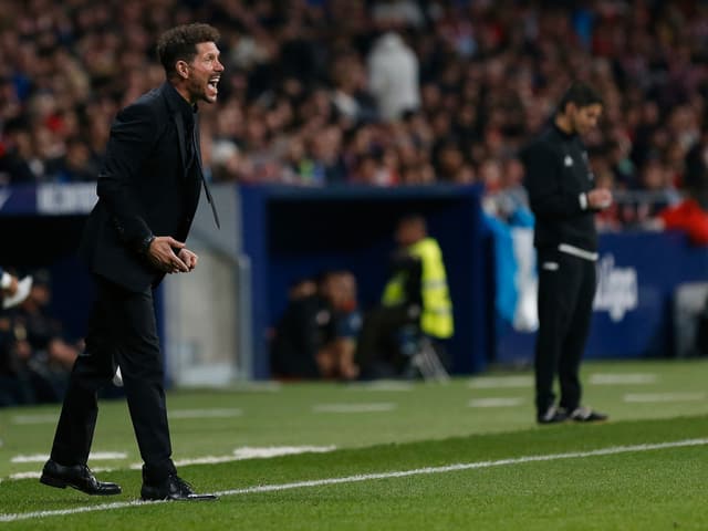 Atlético-Trainer Diego Simeone coacht an der Seitenlinie. Atlético-Trainer Diego Simeone coacht an der Seitenlinie.