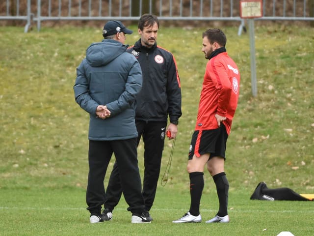 Christian Kolodziej in seiner Zeit bei Frankfurt im Gespräch mit dem damaligen Trainer Armin Veh und Szabolcs Huszti.