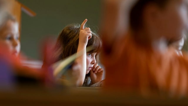 Kind beteiligt sich am Schulunterricht. Kind beteiligt sich am Schulunterricht.