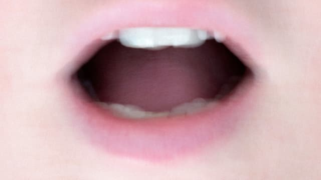 Unscharfe Aufnahme eines verwackelten Mundes. Unscharfe Aufnahme eines verwackelten Mundes.