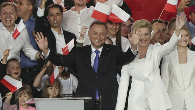 Staatspräsident Duda winkt bei einer Veranstaltung Staatspräsident Duda winkt bei einer Veranstaltung